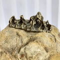 Detailansicht einer Pinselablage aus Bronze in Gebirgsform auf Natursteinoberfläche - Berg Briefbeschwerer / Bronze