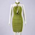 Detail des limettengrünen Neckholder-Bodycon-Minikleids mit goldenem Löwenkopf-Dekor - S / Grün