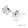 Détail macro de boucles d'oreilles renard montrant les dimensions 11,5mm et 1,19g - Tête de Renard / Argenté