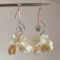 Gros plan sur boucles d'oreilles argentées avec pétales blancs et cristaux - 10# Tige en Argent - Argent Blanc (Pétale de Nacre)
