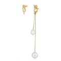 Elegant asymmetrical knot earrings with gold plating and white freshwater pearls - 7-8mm Pearl (3.67g)