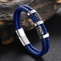 Makro-Detail des blauen mehrlagigen Lederarmbands mit silbernen Keltenknoten-Perlen - Innenumfang 165mm / Blau/Mikrofaserleder