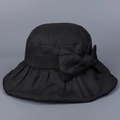 Dettaglio di elegante cappello da sole in ramiè nero con grande fiocco e trama traspirante - M (56-58cm) / Nero