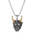 Collana da uomo con pendente maschera Hannya corna dorate e catena argento su sfondo bianco - Ciondolo Hannya Corno d'Oro con Catena in Acciaio Inossidabile