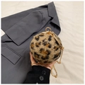 Detail van ronde tas met luipaardprint, pluche textuur en gouden ketting - Bruin