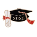 Spilla smaltata per la laurea 2025 con tocco nero e diploma bianco con nastro rosso - C3022-2025 Tocco e Nastro Rosso Rotolo