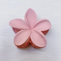Pinza para el pelo con forma de flor rosa mate para peinados de mujer en blanco - Pinza Para Flores De Frangipani Rosa Esmeriladas [aprox. 8 X 7 X 43 Cm]