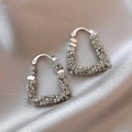 Dettaglio di orecchini a triangolo color argento con pavé di strass su tessuto di seta - 6# Fibbia a forma di U in zircone micro-pave