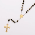 Detalle de cuentas de oración de 8mm con colgante religioso dorado y una cruz - Cuentas Negras (Metal Bicolor)