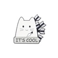 Detail van de witte cartoon kat emaille pin met dolk en pijlen en It's Cool banner - Kat Met Pijlen Meme (XZ5781)