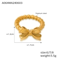 Macro detail van gouden strik ring met afmetingen 1,7cm en titanium staal materiaal - US 6 / Goud