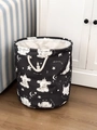 Detalle del cesto de ropa con perrito y lunas, asas de cuerda trenzada y textura de tela gruesa - Cesta de Lavandería de Perro Estrella Luna Negra