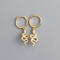 Dettaglio macro di orecchini a serpente irregolari in argento S925 dorato - Argento 925 / Oro