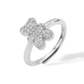 Detailaufnahme eines Silberrings in Blumenform mit funkelnden Zirkonia-Steinen besetzt - Bär Ring / Weißgold