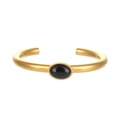 Dettaglio di un bracciale a fascia placcato oro 18K con pietra ovale nera incastonata - Bracciale rigido a polsino cavo - Oro - Agata nera
