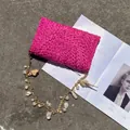 Borsa a tracolla intrecciata magenta con conchiglie, perle e catena dorata - Rosa Rosso