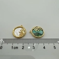 Confronto dimensioni di ciondoli a sole placcati oro 18K con conchiglia e abalone - Sole Oro (Abalone)