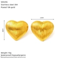 Detailsicht der 18k vergoldeten Herzohrringe mit 22x25mm Größe und Materialangaben - 3D Gestreiftes Herz (SE029G)