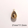 Makroaufnahme des 18k vergoldeten Avocado-Anhängers, Maße 21mm x 11,5mm auf weißem Grund - Gold