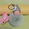 Schattige grijze pluche bal slapende babypop sleutelhanger met gebreide muts en goud - Grijs