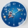 Weltraum-Wanduhr 20cm mit Astronauten-Motiv und leisem Uhrwerk auf dunkelblauem Zifferblatt - 3064 Weißer Rahmen