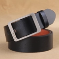 Cintura da uomo in pelle nera con classica fibbia ad ardiglione argento su sfondo beige - Nero (1831)