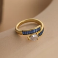 Anillo de cobre bañado en oro con circón azul y piedra preciosa en forma de pera - Abierto Ajustable / Oro y circonita azul (13681)