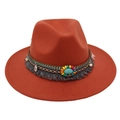 Dettaglio della fascia etnica intrecciata con perline turchesi e frange sul cappello fedora - Taglia unica (Tesa piatta) / Caramello