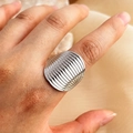 Bague ovale minimaliste en argent avec texture à rayures verticales en acier poli - Argenté