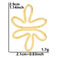 Dettaglio dimensioni di un ciondolo a fiore dorato alto 2,9 cm e largo 2,1 cm con peso - Solo ciondolo / Oro