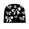 Zwarte gebreide damesmuts met wit strikmotief voor herfst en winter warmte en stijl - M (56-58cm) / Zwart
