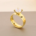 Macro-opname van een 6mm gouden roestvrijstalen ring met een grote ronde zirkonia - US 6 / Gouden Damesstijl Met Zirkonia (KR43457-K)