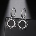 Boucles d'oreilles créoles en acier inoxydable argenté avec pendentif soleil minimaliste - Boucles d'Oreilles Créoles Soleil Acier