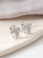 Detailansicht silberner Kreuzohrringe mit Micro-Pave-Zirkonia und glänzendem Metall - Silber