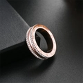 Detalle macro de un anillo de acero de titanio oro rosa con números romanos y piedras - Talla 6 / Rosa oro