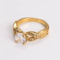 Dettaglio macro di anello dorato con grande zircone e fascia intrecciata con pavé - US 6 / Oro