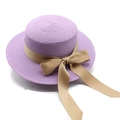Dettaglio cappello di paglia lavanda a cima piatta con nastro champagne e fiocco - M (56-58cm) / Viola Taro