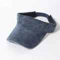 Détail d'un pare-soleil en denim délavé vintage avec une finition usée élégante - Bleu Foncé Uni