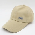 Detail van beige sneldrogende honkbalpet met grijze Sport-patch en canvas stiksels - Verstelbaar / Label Stijl / Khaki