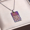 Collier en acier inoxydable iridescent avec pendentif géométrique rectangulaire texturé - Collier Couleur Arc-en-ciel