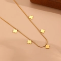 Gros plan d'un collier trèfle à quatre feuilles doré avec cinq pendentifs élégants - Collier Fleur à Quatre Feuilles Doré