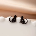 Detalle macro de los aretes de gato negro minimalistas con diseño de corazón hueco - Diseño de Gato Atrevido Calado (792 Negro)