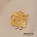 Anello a onda in acciaio inossidabile dorato, trama martellata, larghezza 2,5 cm e peso 6g - Quadrato a Onde Martellate (2#)