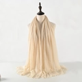 Sciarpa beige in cotone e lino stropicciato con nappe esposta su un manichino - Beige(05)