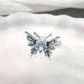 Vue macro de la bague papillon en argent avec ailes en émail bleu et pierre précieuse - Papillon Émail Bleu Argent