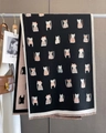 Nahaufnahme eines weichen Strickschals mit Katzenmuster, Fransen und doppelseitigem Jacquard - 65*185cm / Schwarz