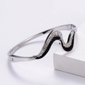 Elegante bracciale in acciaio inossidabile a onde con strass bianchi e neri incastonati - Color Acciaio