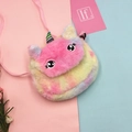Dettaglio della borsa a tracolla in peluche unicorno tie-dye per bambine piccole - Rosa