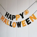 Détail de la bannière Halloween en papier avec toile d'araignée orange et lettres noires - Bannière de Lettres de Halloween