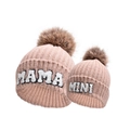 Dettaglio dei berretti coordinati rosa cipria mamma e mini con pompon e ricami - Rosa Antico MAMA+MINI Set Genitore-Figlio